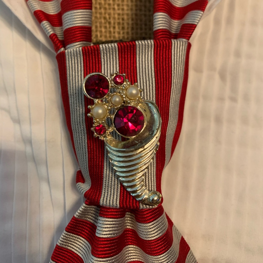 Vintage tie with brooch
